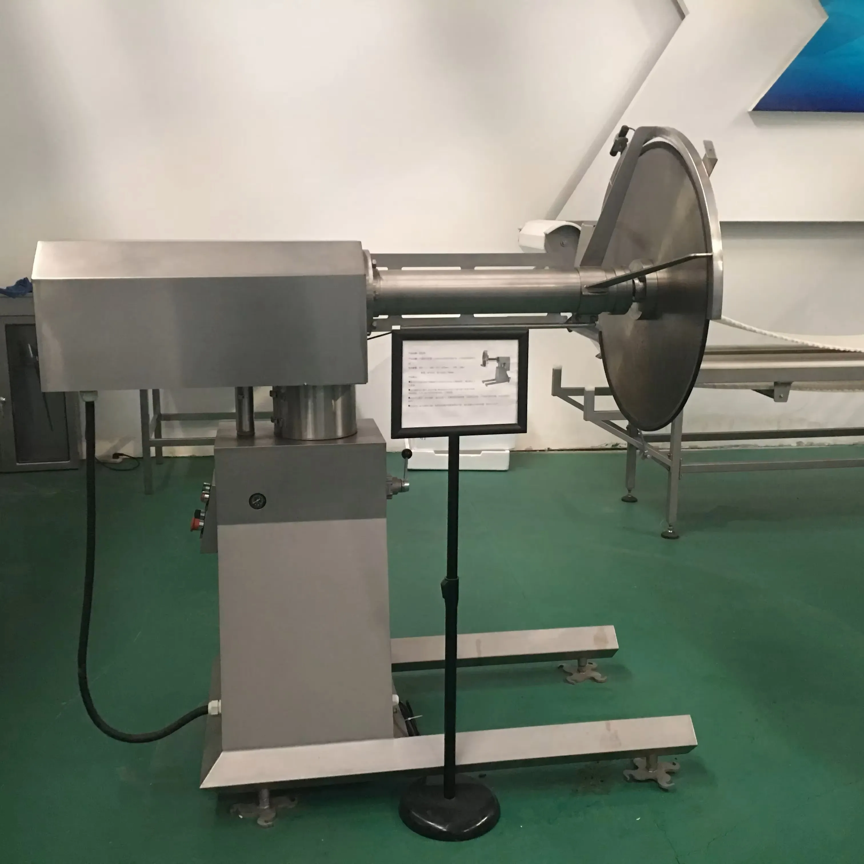 Heavy-duty vertical circular saws for the food processing and butchery industries