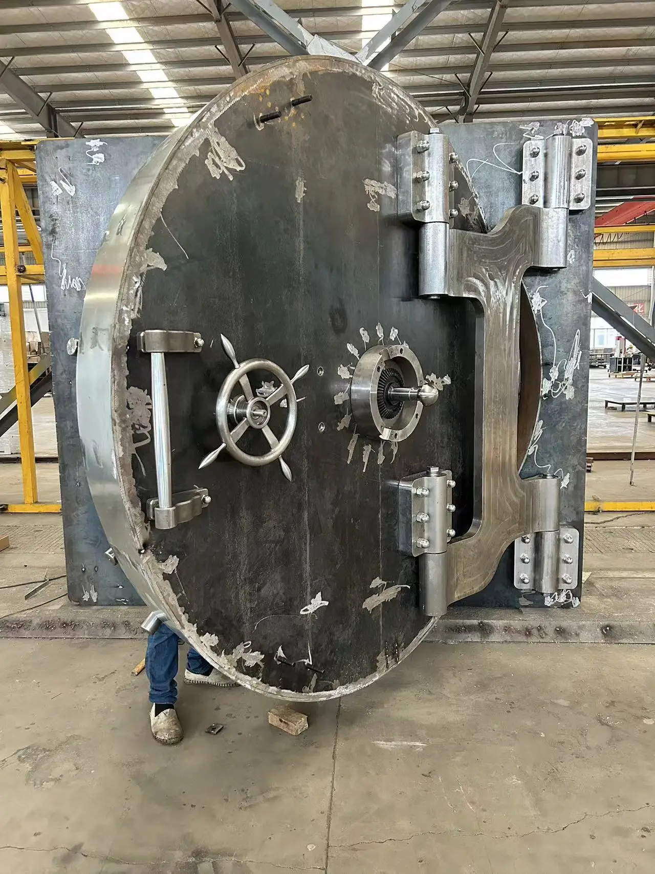 Steel Circle Vault Door with Color Painting and Heavy Hinge Relocking Device Vault Door for Decorative