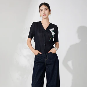 Factory Wholesale Women's Short-sleeved T-shirt Black Printed Temperament Cardigan Tops Summer Fashion Miyake Pleated Top