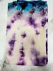 Blanco, morado y azul, teñido anudado negro.