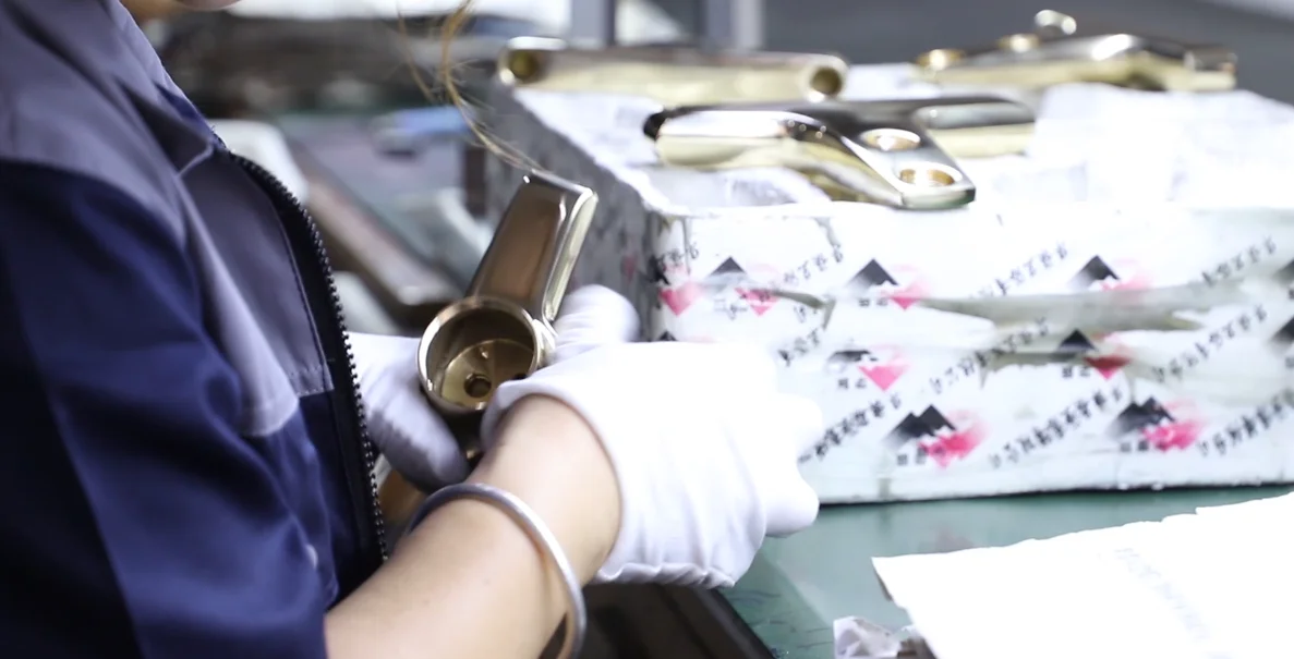 Золотистый смеситель для раковины матовый черный «Водопад» ванной комнаты с одной ручкой