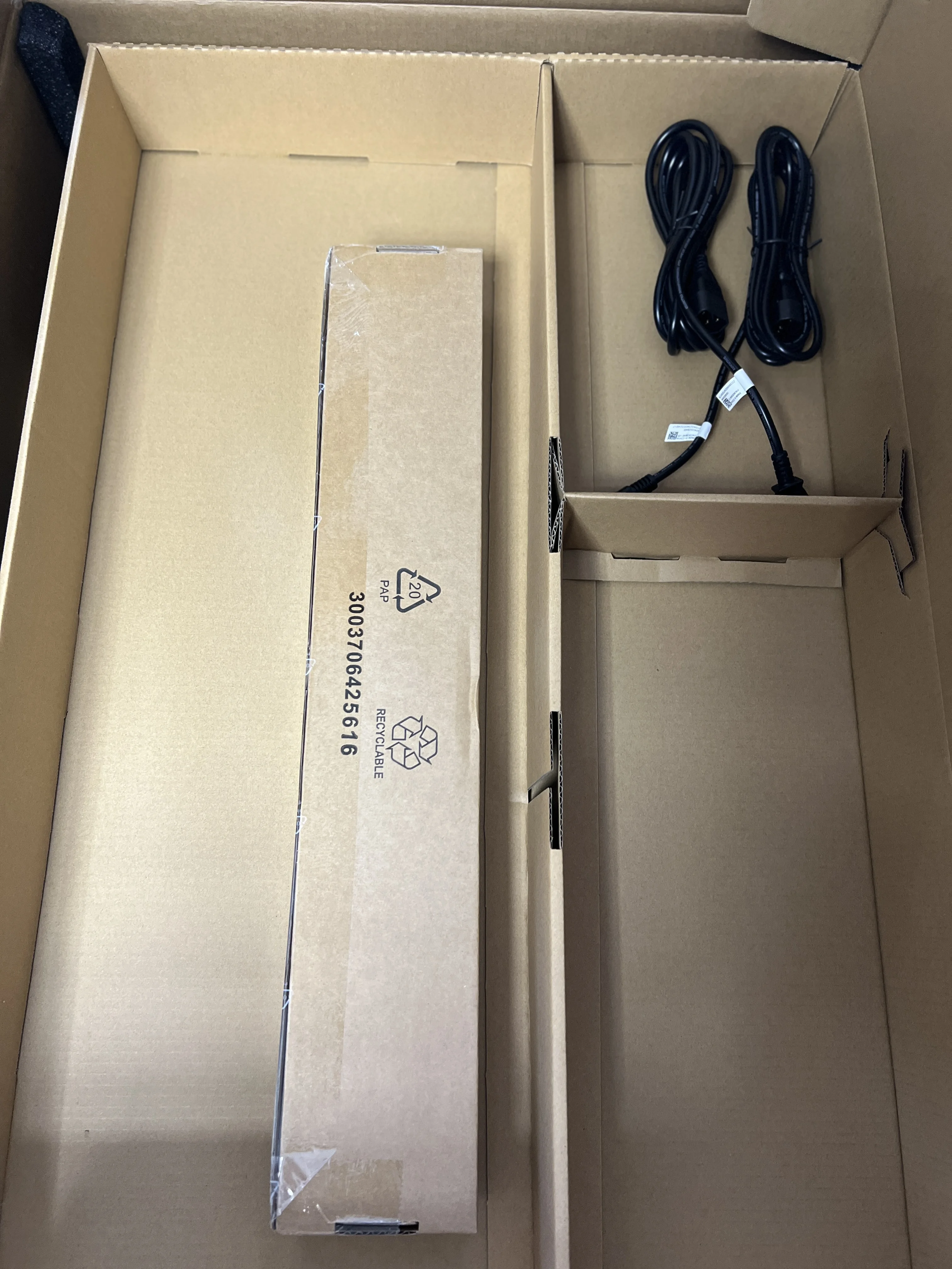 Dell PowerEdge R660 Dual Xeon Gold 6526Y, 64 GB DDR5, PERC H755, SSD de 1,92 TB y fuente de alimentación dual de 1800 W