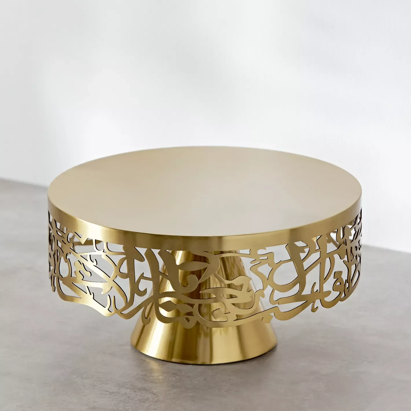 Latest 2023 Handmade Elegant Design Gold Polished Single Tier Birthday Dessert Flower Design Cake Stand Round Metal Cake Stand