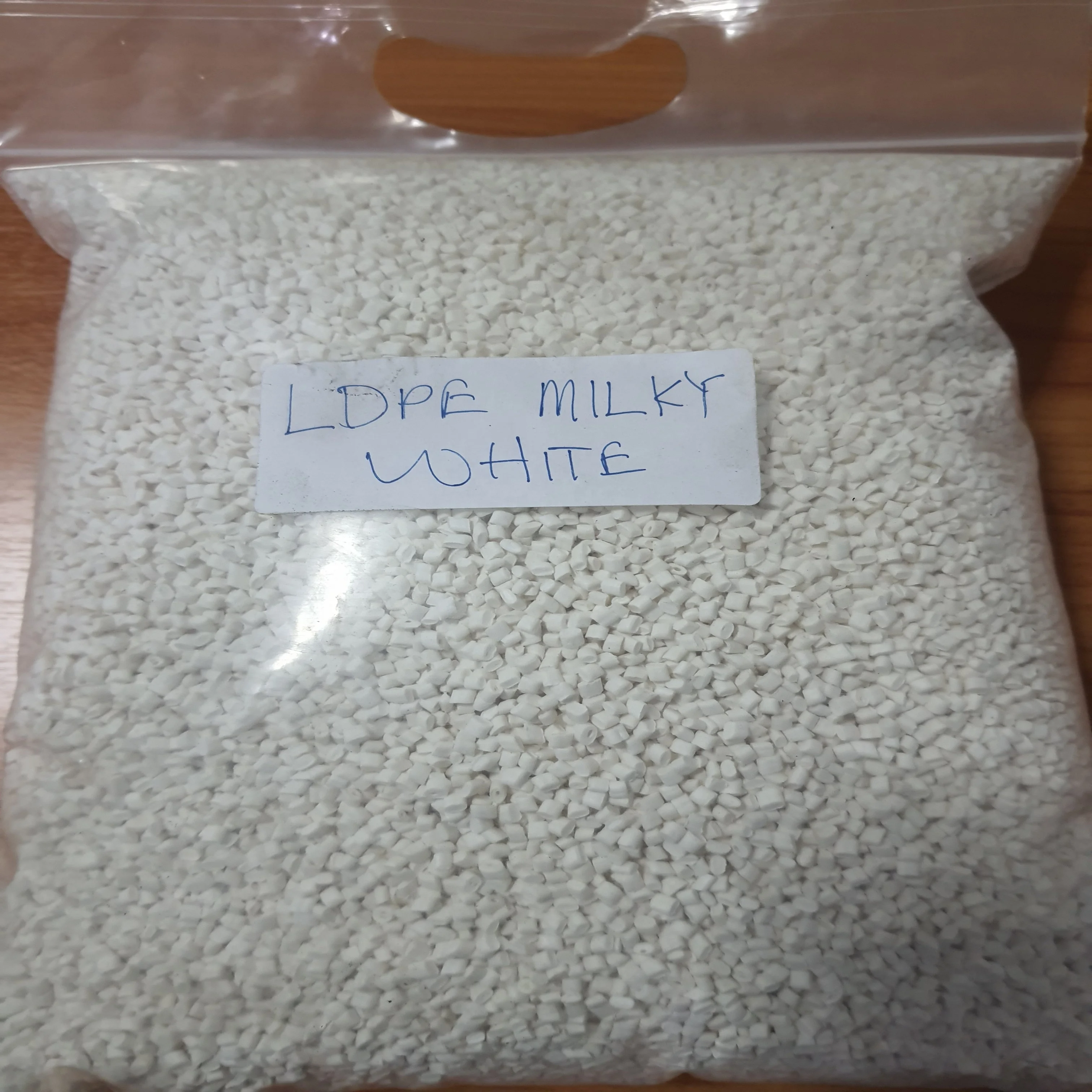 Переработанные гранулы LDPE, молочно-белый