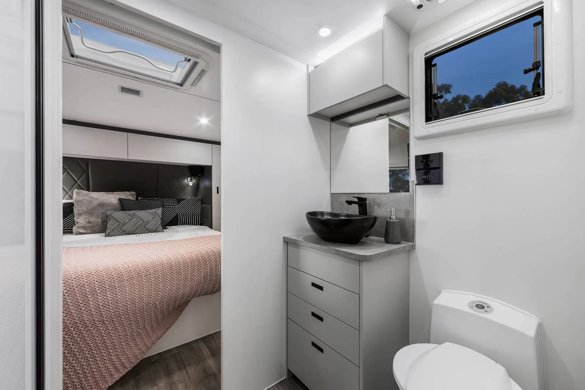 Enclosed Offroad Overland Rv Motorhomes Travel Trailers Caravan Buy