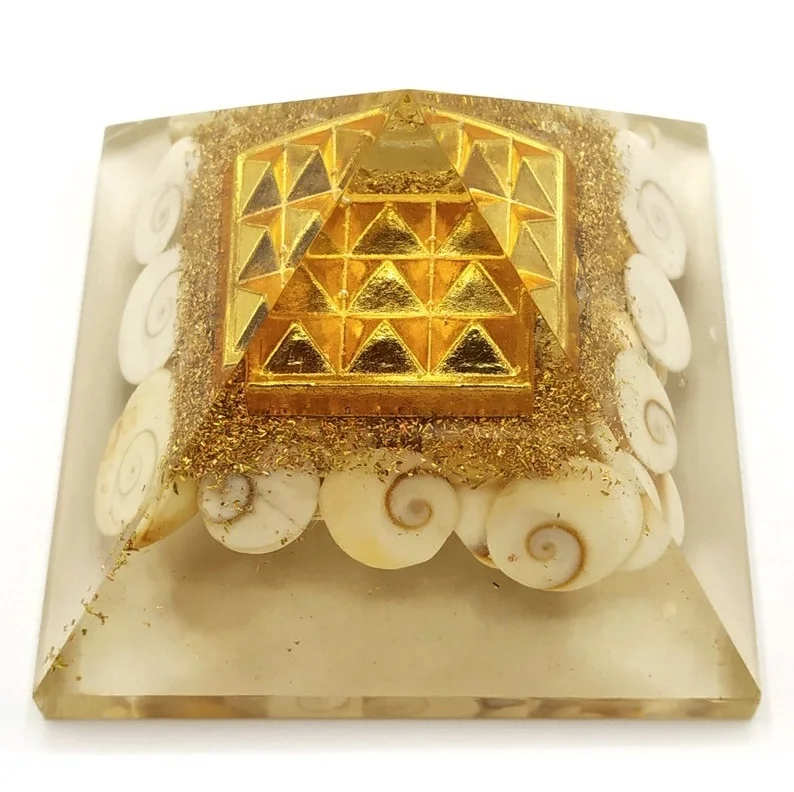 Wholesale Price Orgonite Pyramids With Gomti Chakra Chips Inside with Vastu Pyramid Plate for Sale