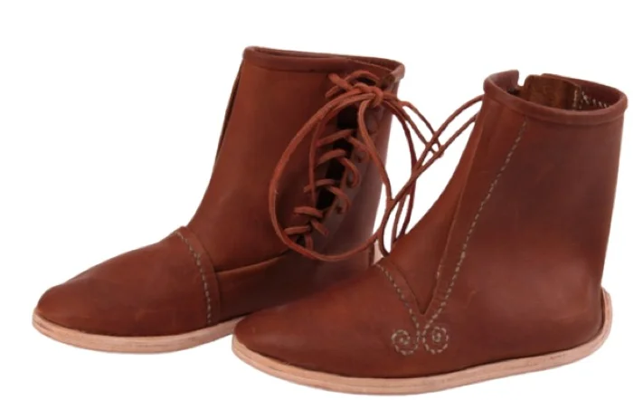 Мужская обувь из римской средневековой кожи в стиле ренессанс