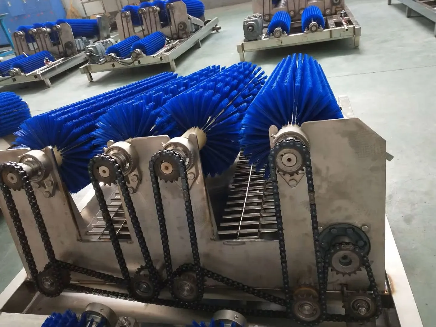 Automatic hygienic boot cleaning machine for food processing lines and slaughterhouses