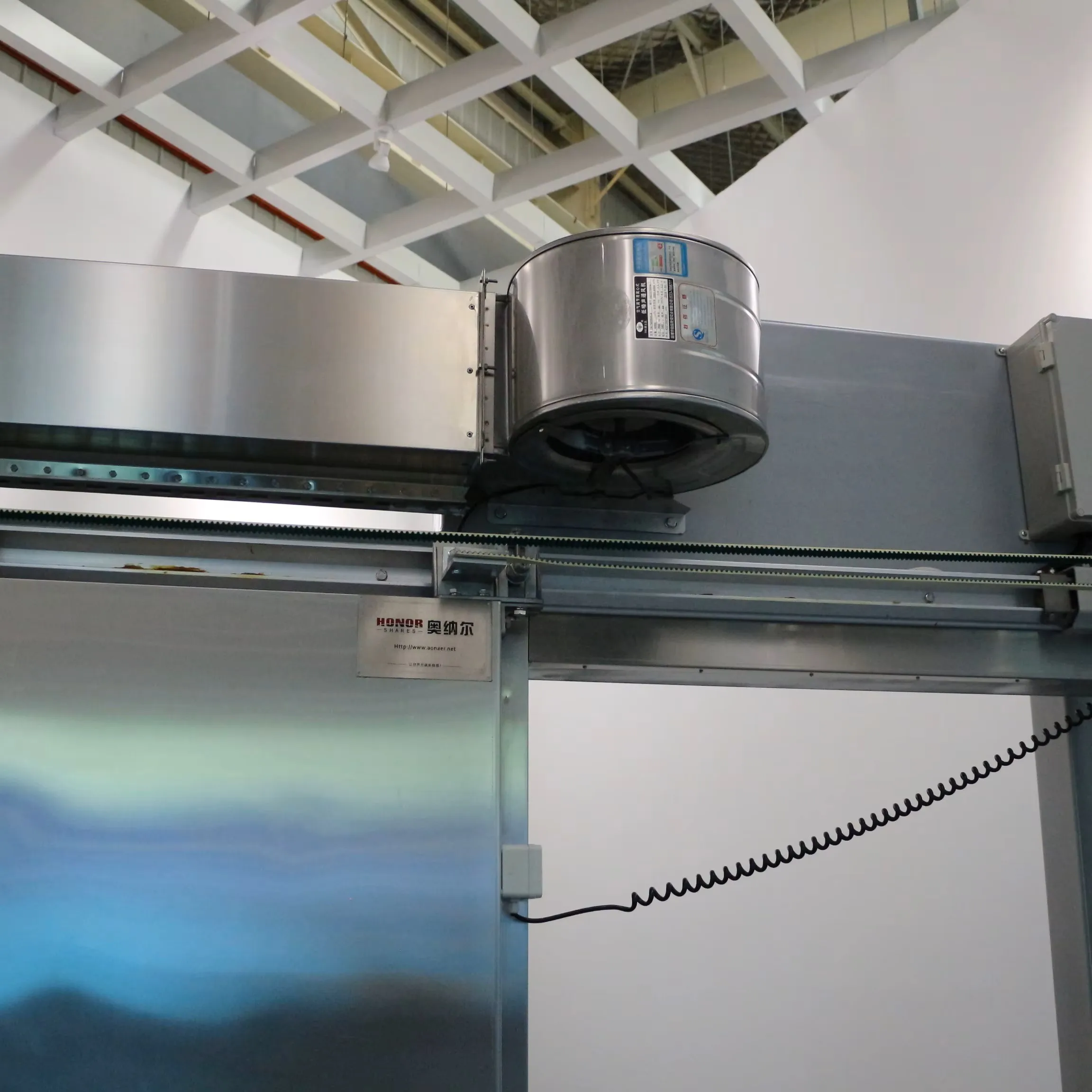Strongly sealed cold storage sliding door for industrial refrigeration
