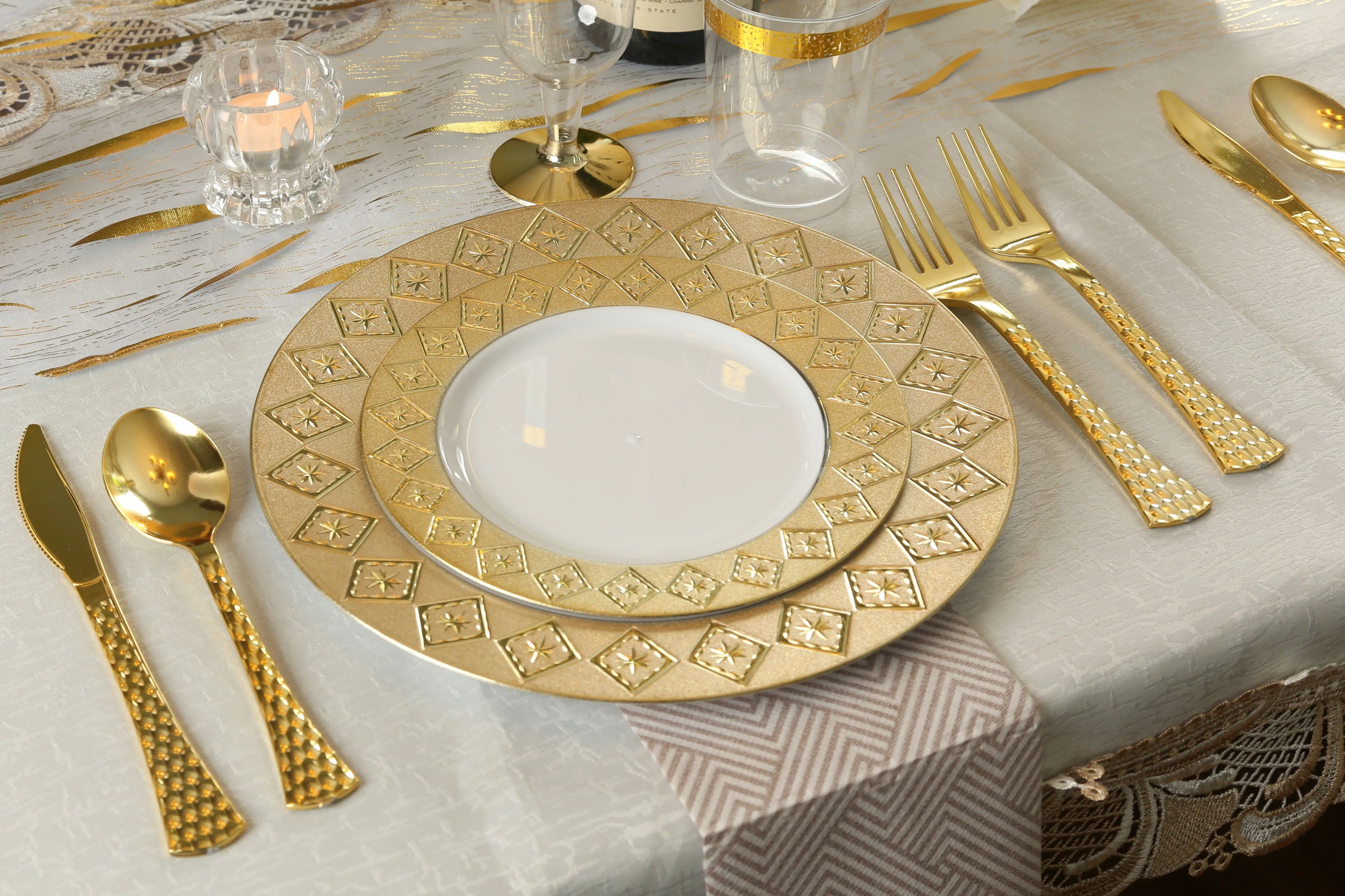 Wholesale 12 Inch Gold Round Wedding Party Decoration Metallic Cheap Plastic Charger Plates Charger Plate For Table Decorations