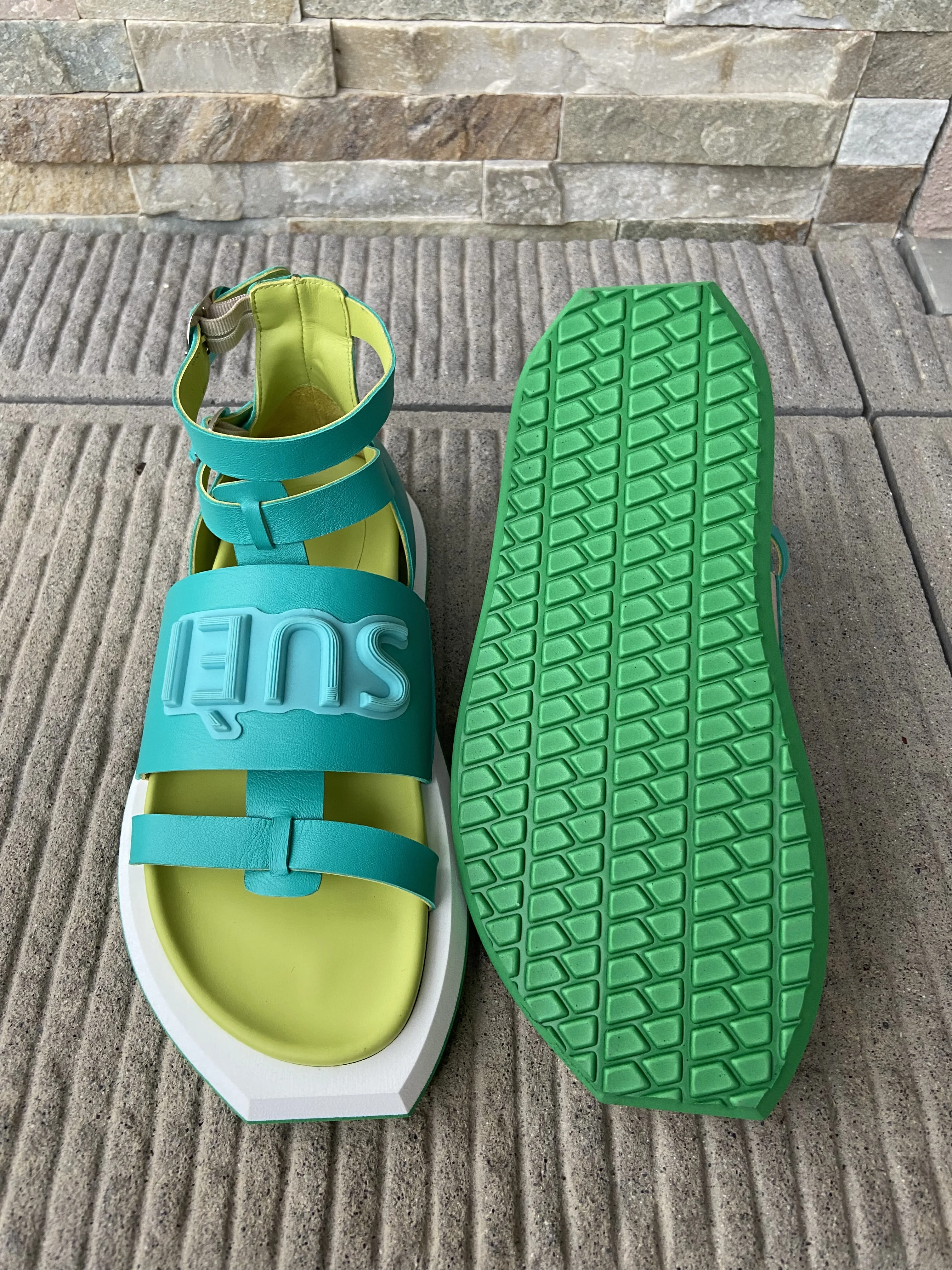 Sandalias planas de cuero genuino hechas en Italia para mujer