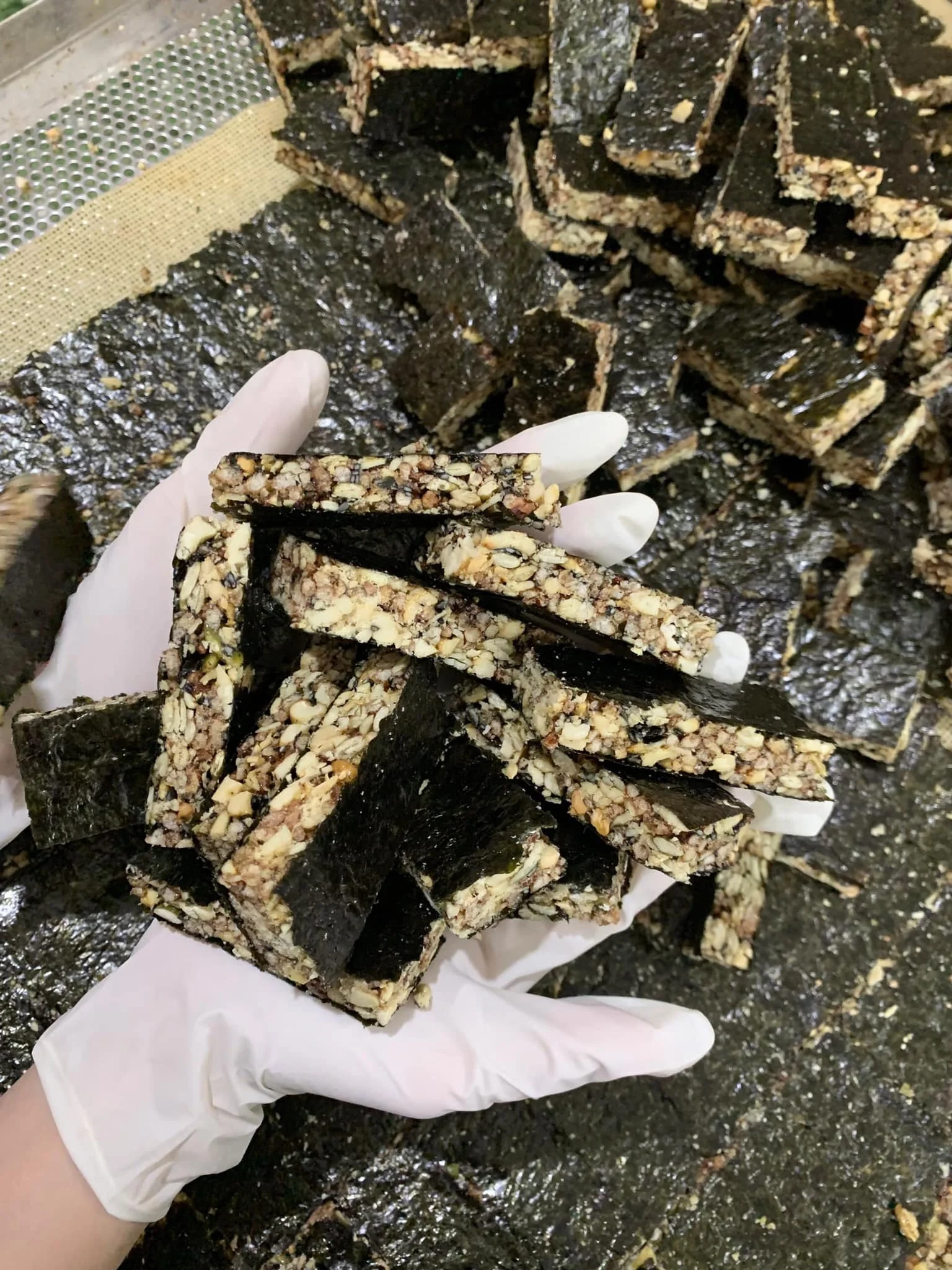カリカリプレミアム焼き海苔ナッツ入り、軽くカリカリのスナック、豊か