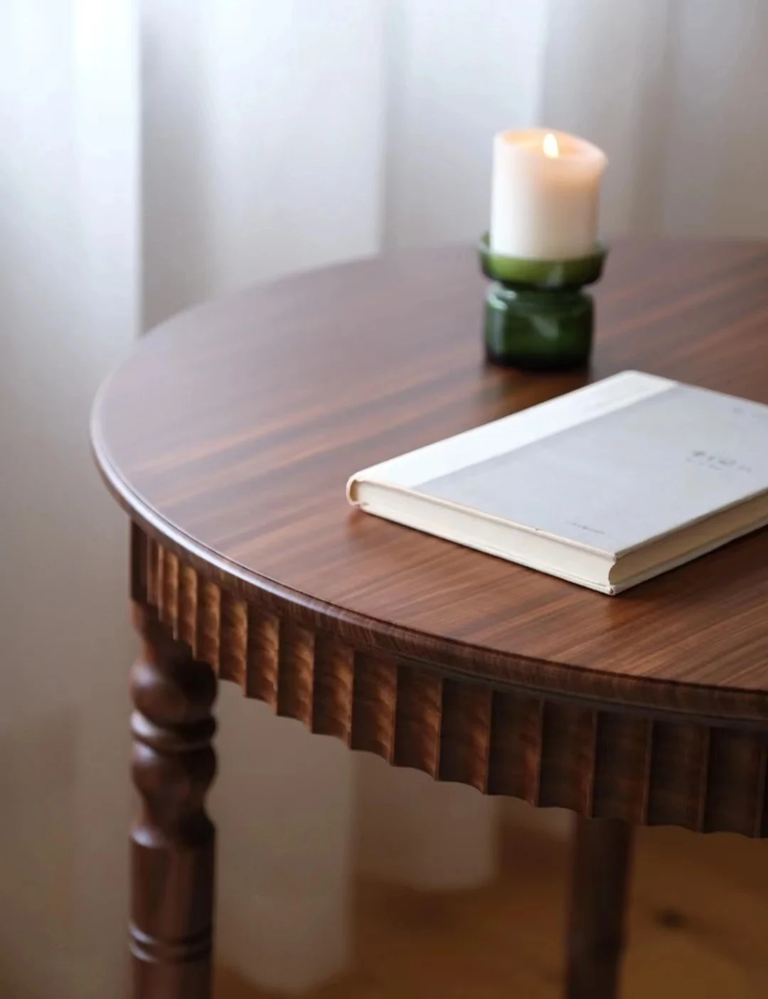 Vintagestyle Round Coffee Table With Carved Edges,Polyester Paint
