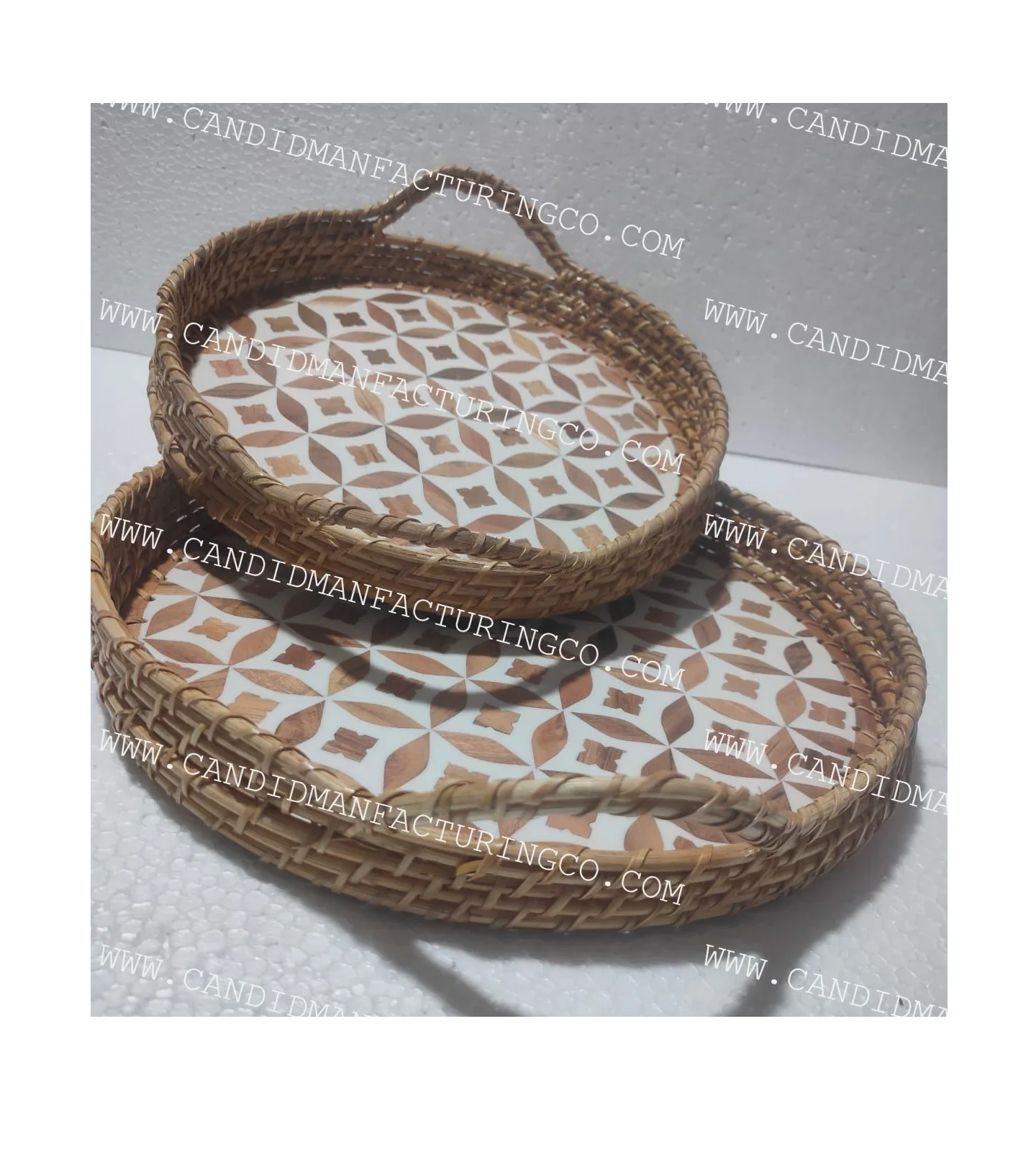 Поднос из ротанга с перламутром