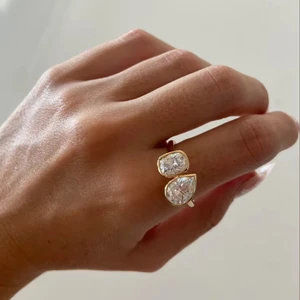 Bangin Bezel Folie Deux 4 Carat EF VVS Lab Grown Yellow Gold Pear Cut Prong Setting Two Stone Diamond Engagement Wedding Party