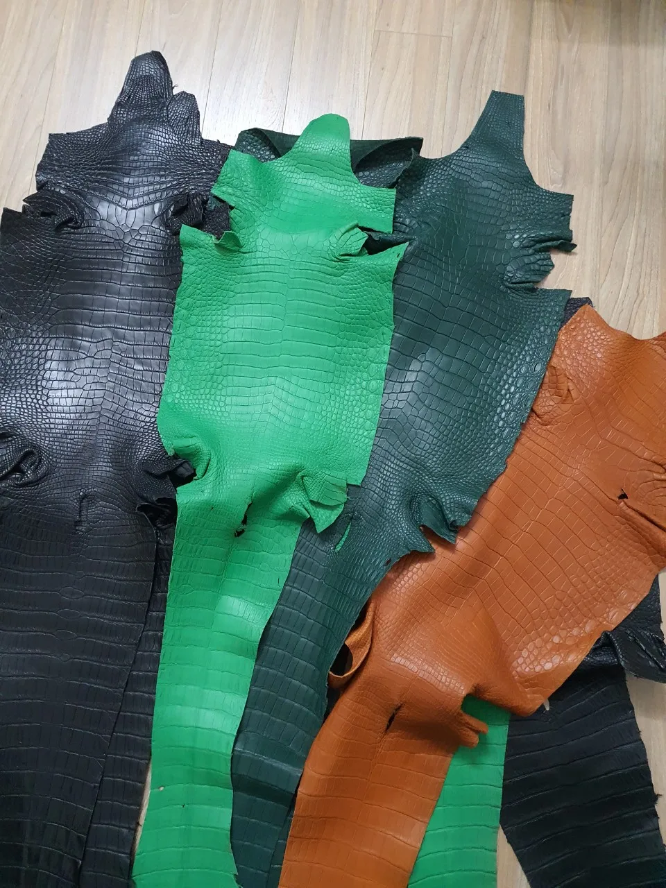 High Quality Tanned Leather Wholesale Real Croc Leather Matte Finish Leather Customized Colors