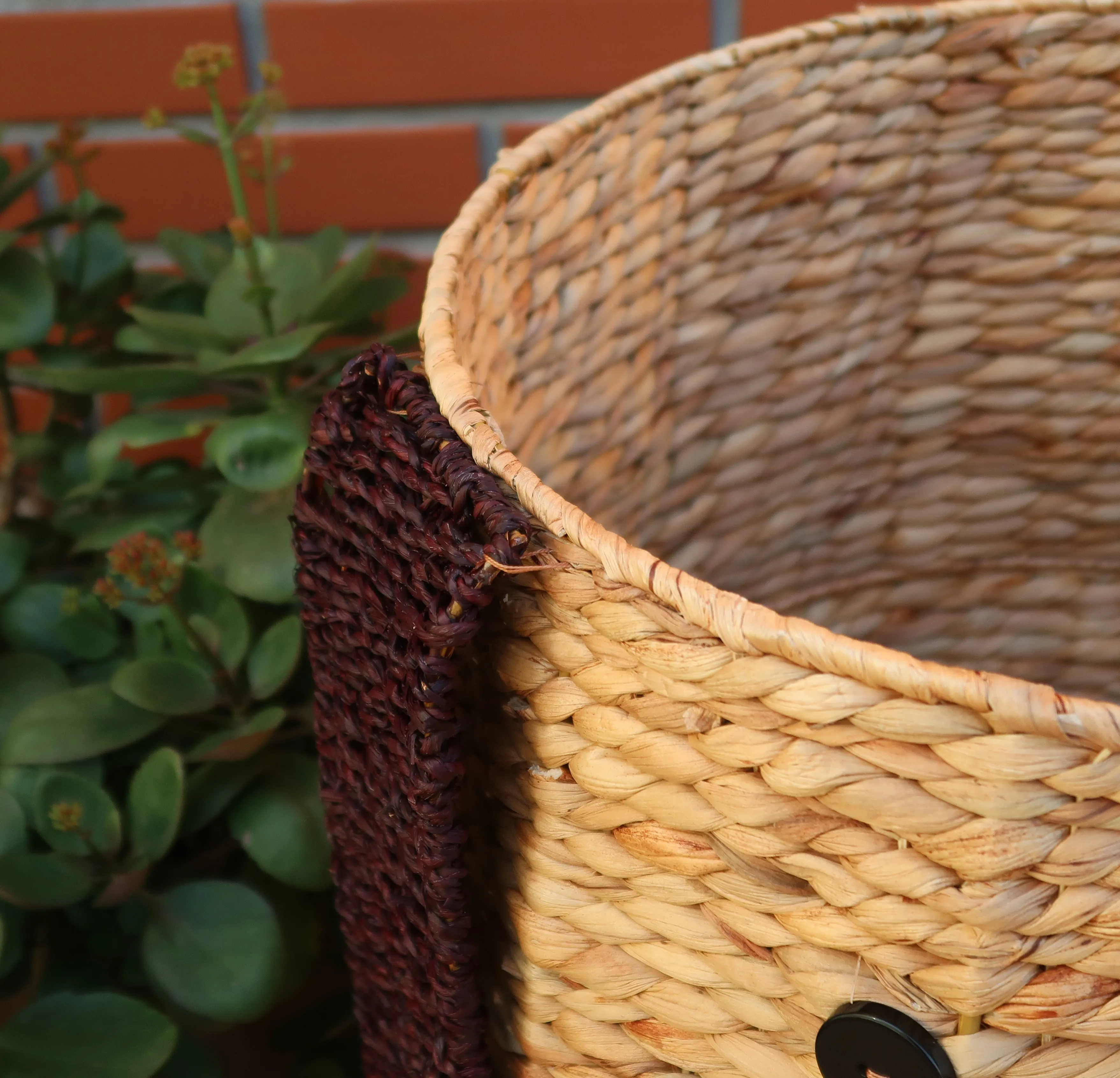 A Handcrafted Wicker Animal Basket with a Lid, Offering Both Practical Storage and a Touch of Natural Elegance.