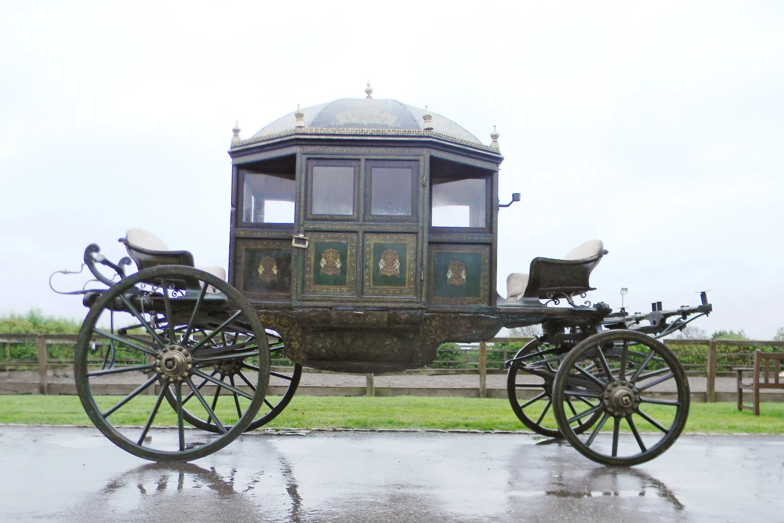 ビクトリア朝風ブローアム馬車ボックス型カバー付き雪上乗車豪華