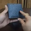 Exterior azul con interior negro y marrón
