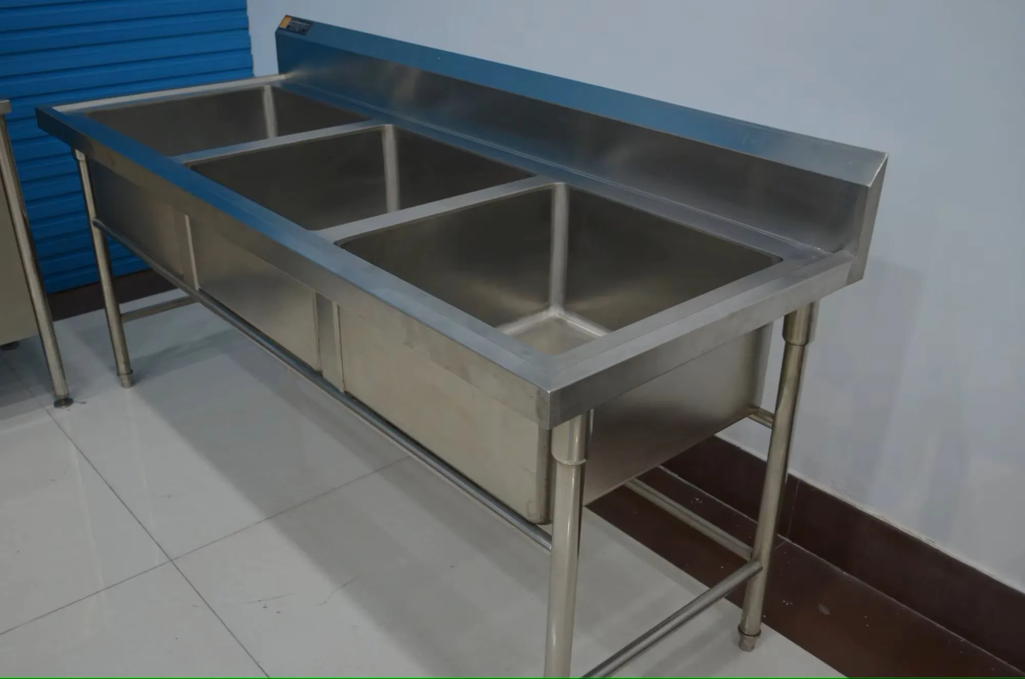 Automatic sensor wash basin with foot pedal for food industry hygiene control