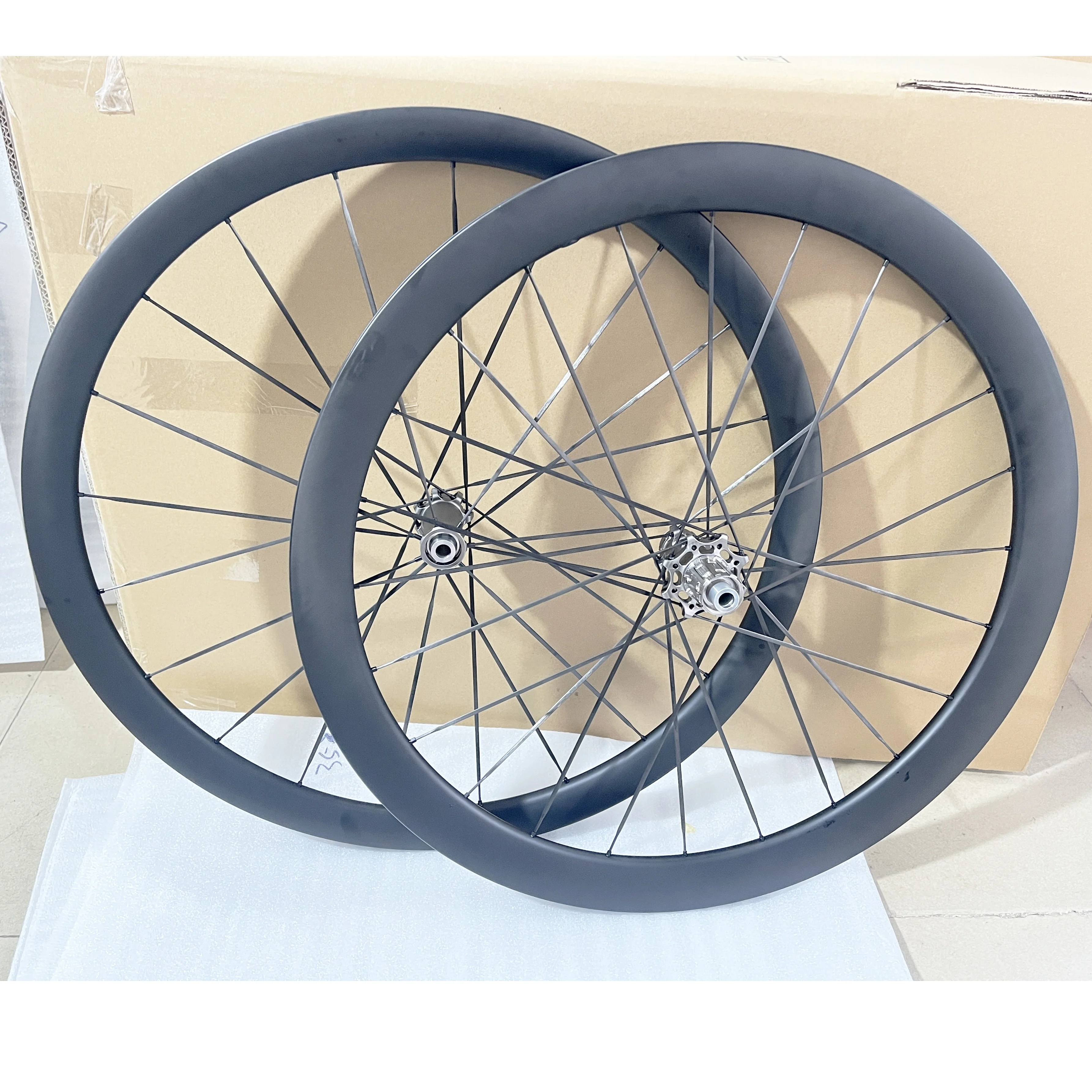 Jeu De Roues Carbone Pour Vélo De Route Frein à Disque - 700C Tubeless - Hauteur 40-55mm - Neuf