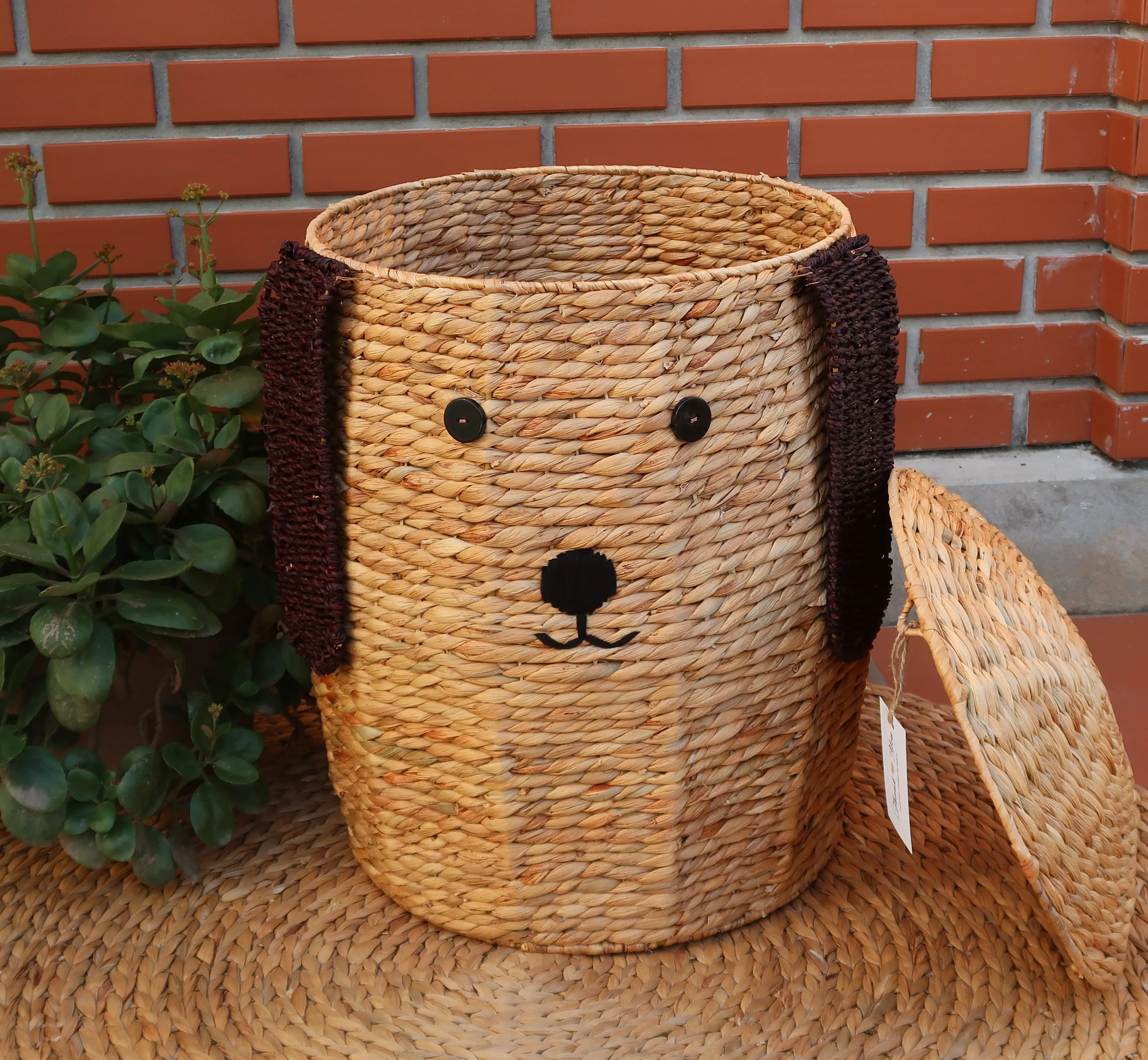 A Handcrafted Wicker Animal Basket with a Lid, Offering Both Practical Storage and a Touch of Natural Elegance.