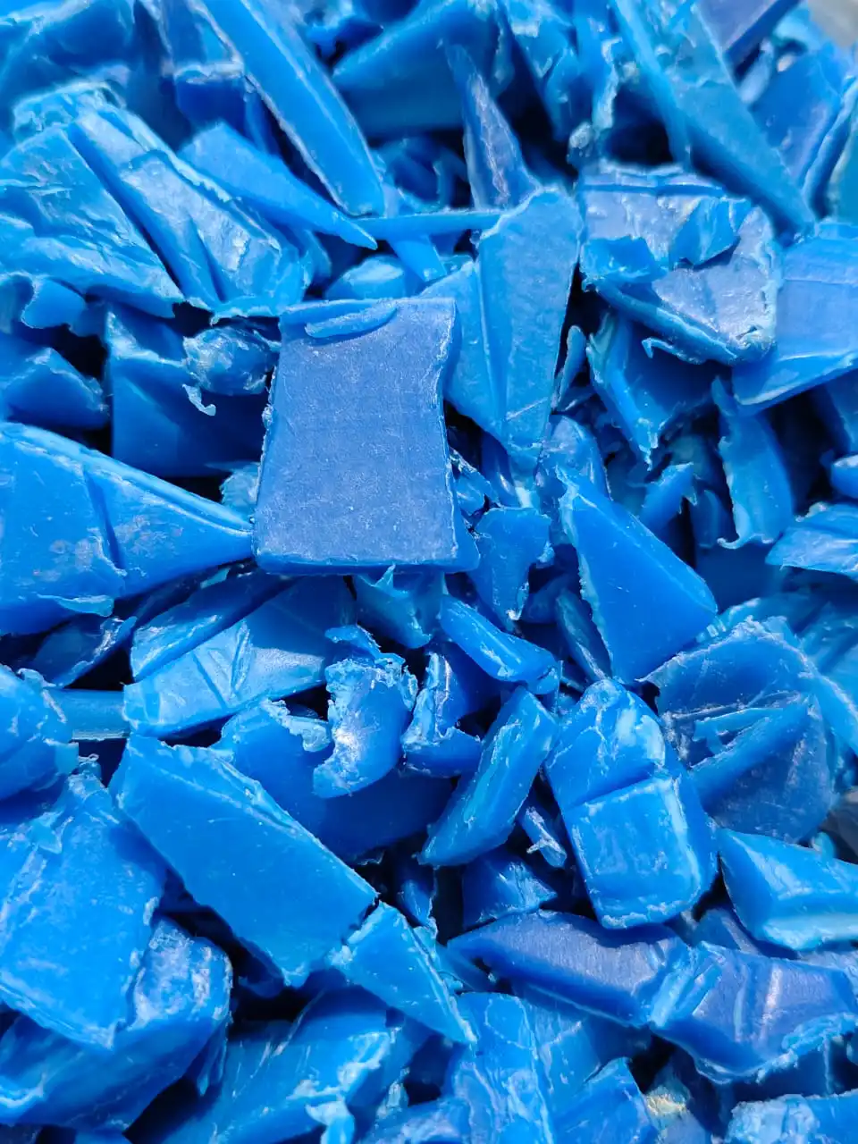 Bulk HDPE Blue Drum Scrap, Clean Washed Regrind,Clear Natural Plastic Ideal for Recycling Industrial Applications, Factory Price