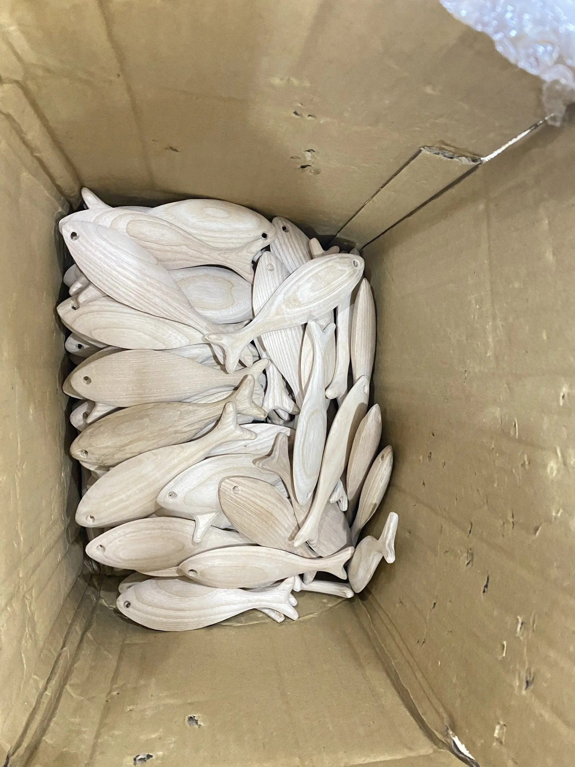 木製の魚の壁飾り、アンティークで素朴な彫刻が施されたペアの魚の壁