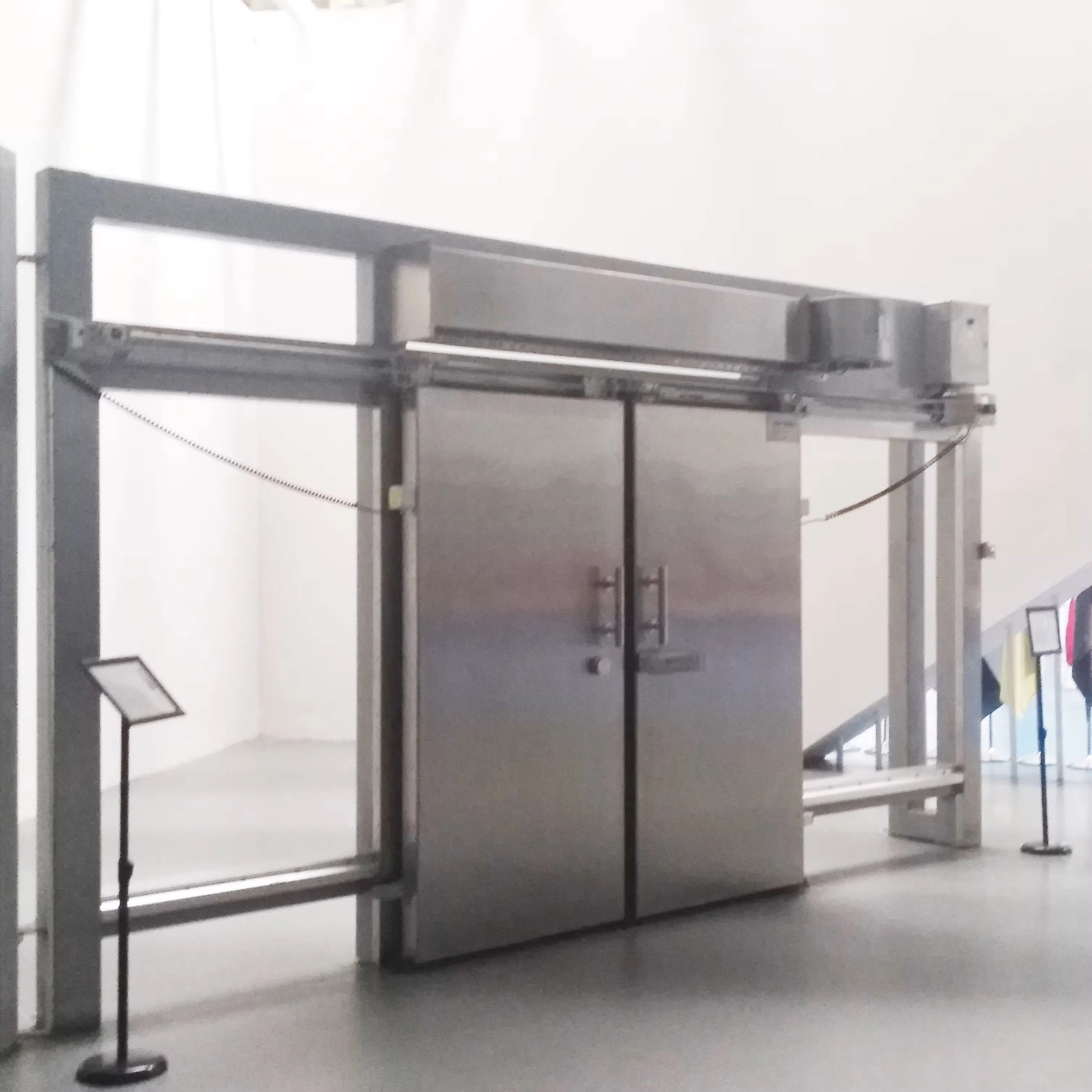 Strongly sealed cold storage sliding door for industrial refrigeration