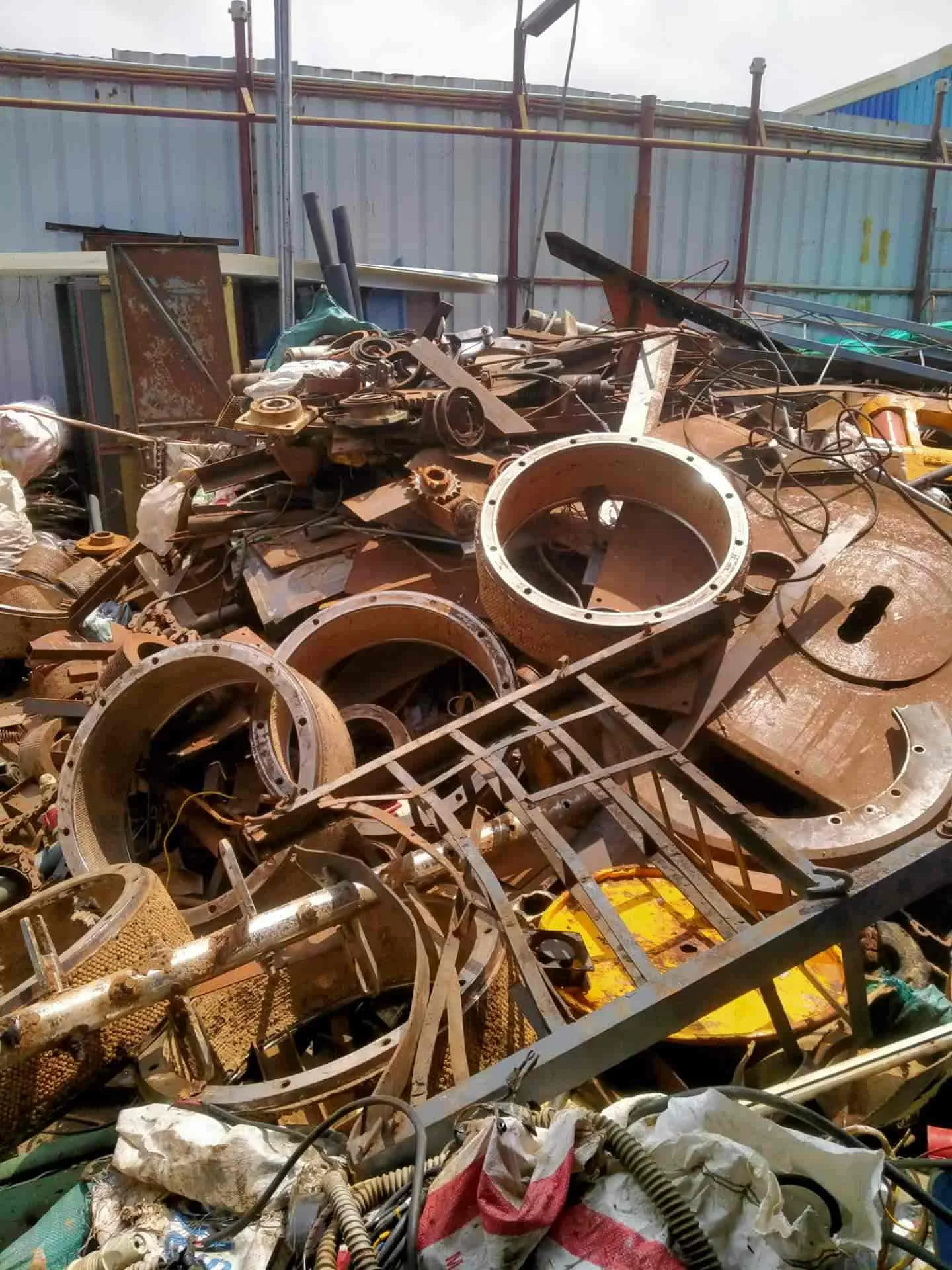High-Quality HMS 1 & 2 Scrap Metal ISRI 200-206 | 80/20 Rail Scrap, Industrial Steel Scrap | Bulk Scrap Metal Supplier