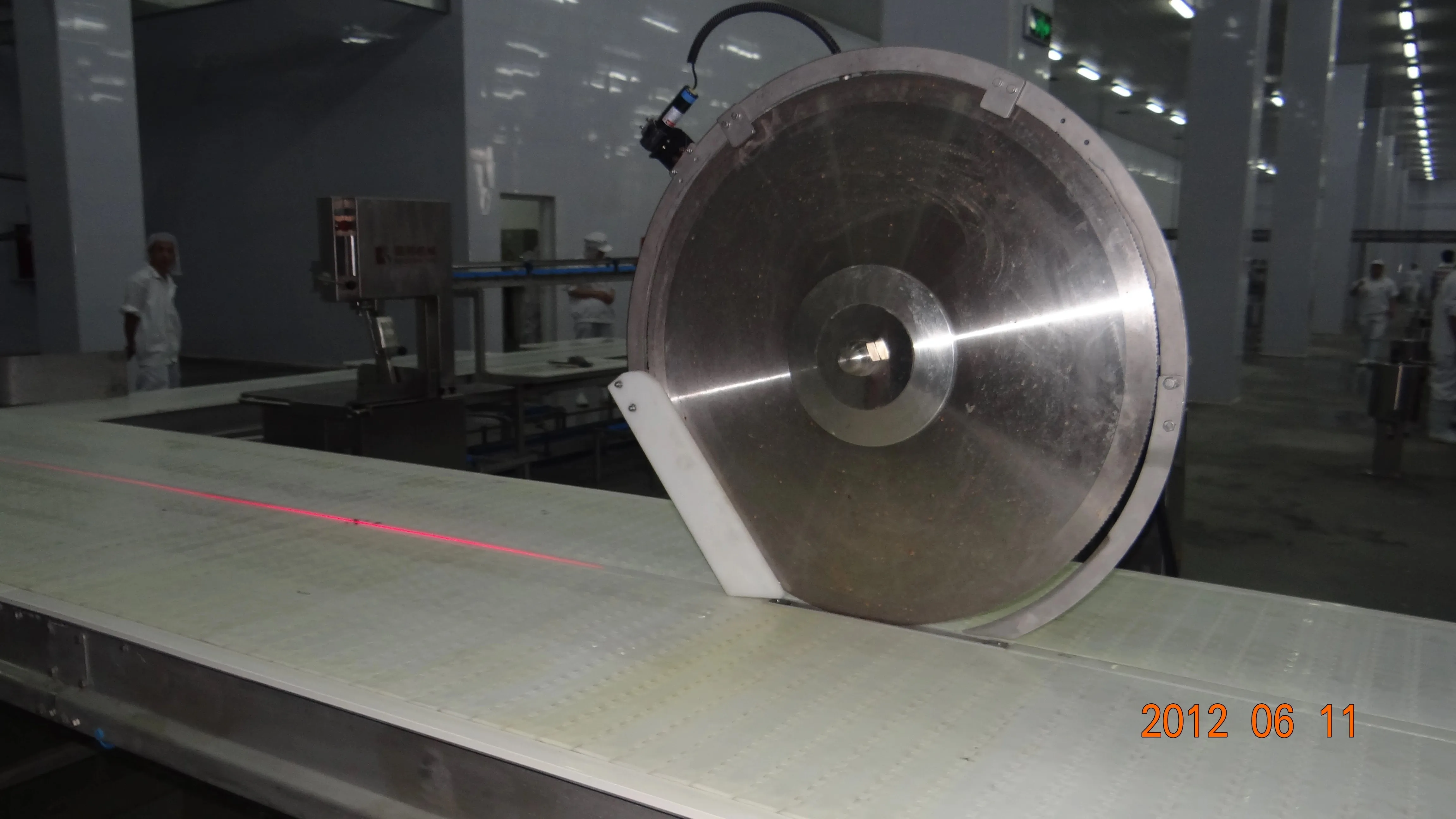 New industrial automatic circular saw machine for cattle, pigs and sheep slaughterhouse meat factory