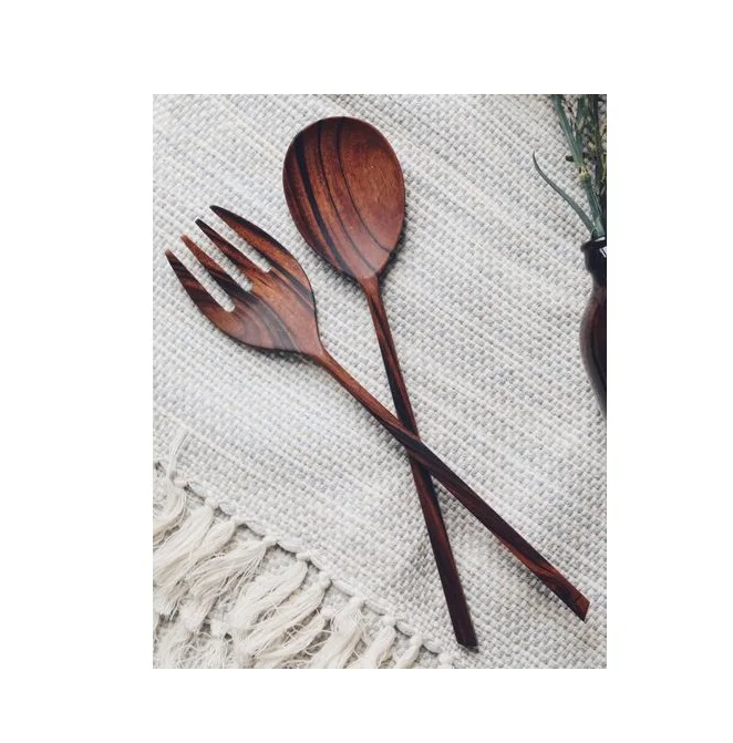 Деревянная сервировочная ложка и вилка