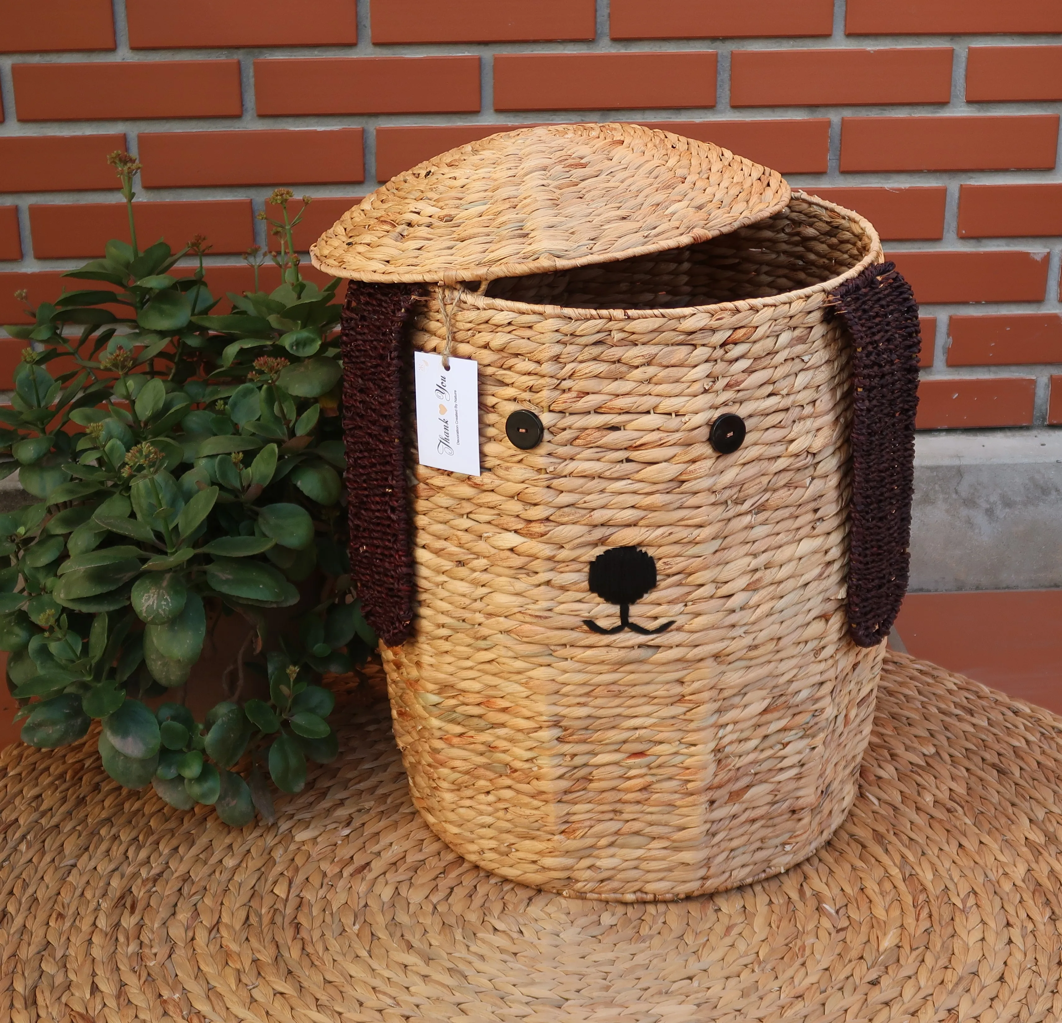 A Handcrafted Wicker Animal Basket with a Lid, Offering Both Practical Storage and a Touch of Natural Elegance.