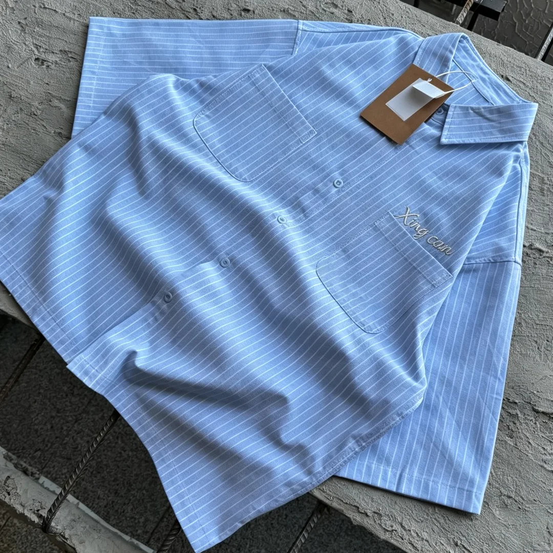Fabryczne koszule męskie z niestandardowym haftowanym logo, niebieskie, pionowo paskowane, z krótkimi rękawami, z kieszenią na piersi, luźne, codzienne, zapinane przyciskami
