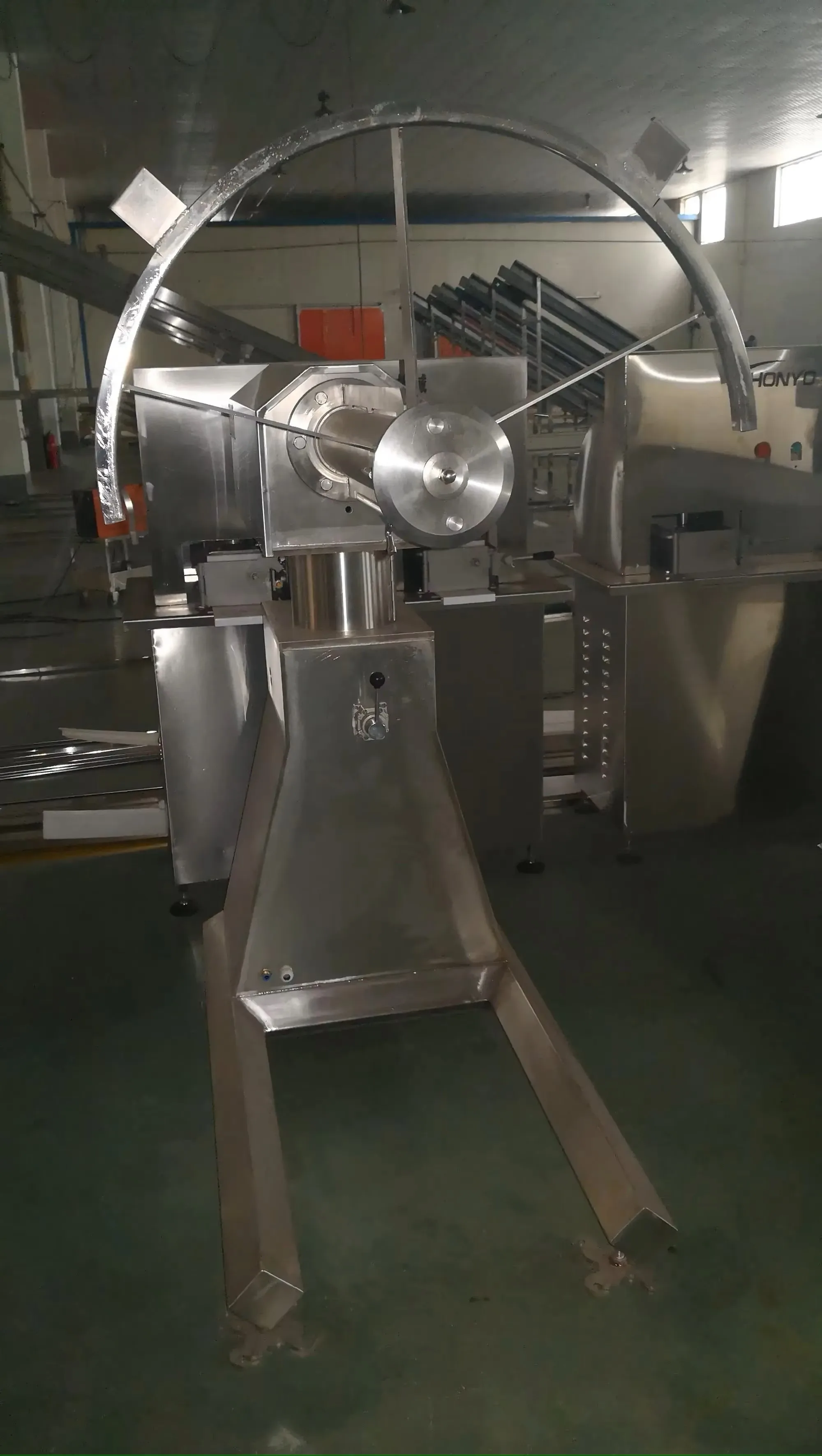 Automatic and durable vertical circular butcher saw for cutting frozen whole hog, beef and goat in the factory