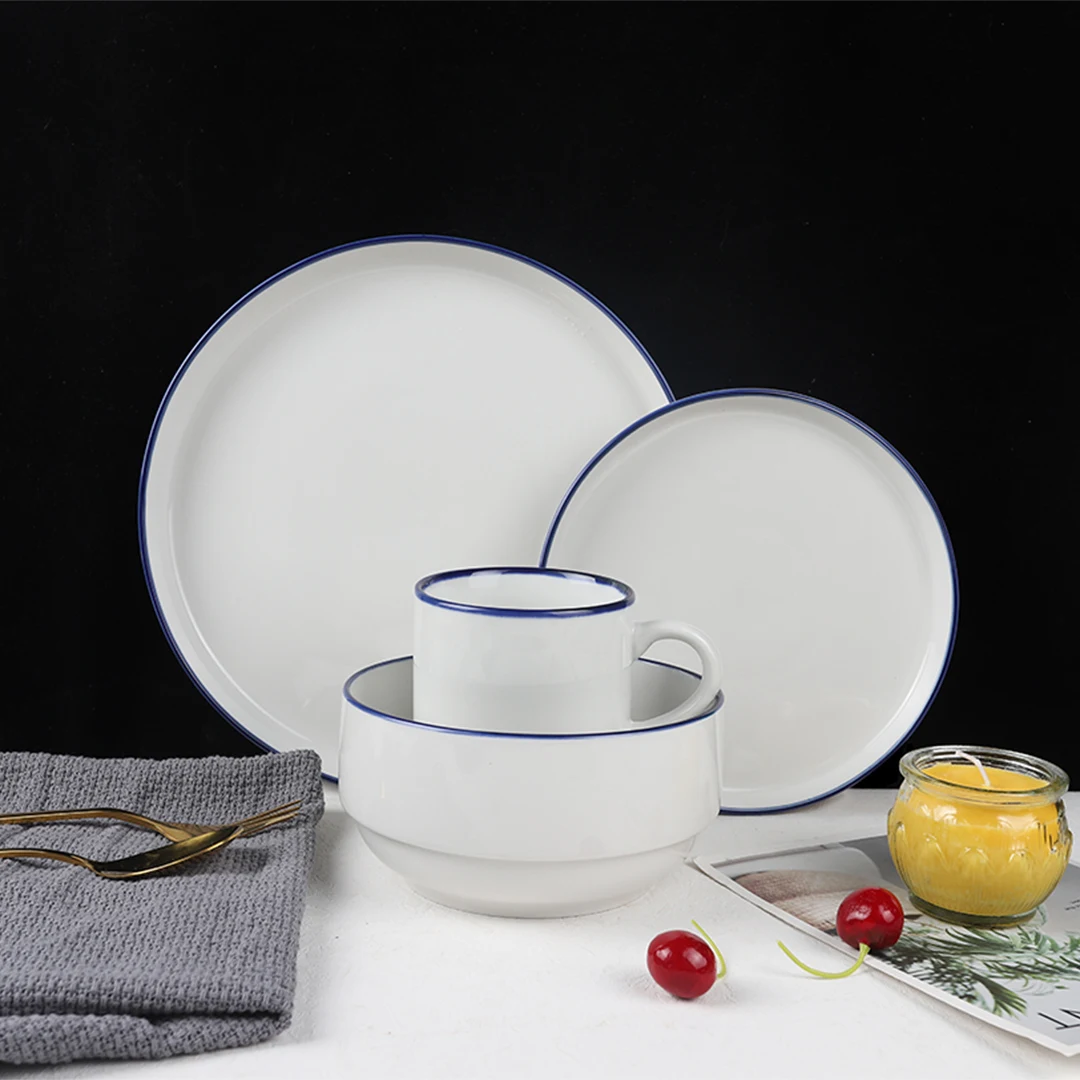 4つのクラシックなホワイトブルーリムコレクション磁器食器とサーブ