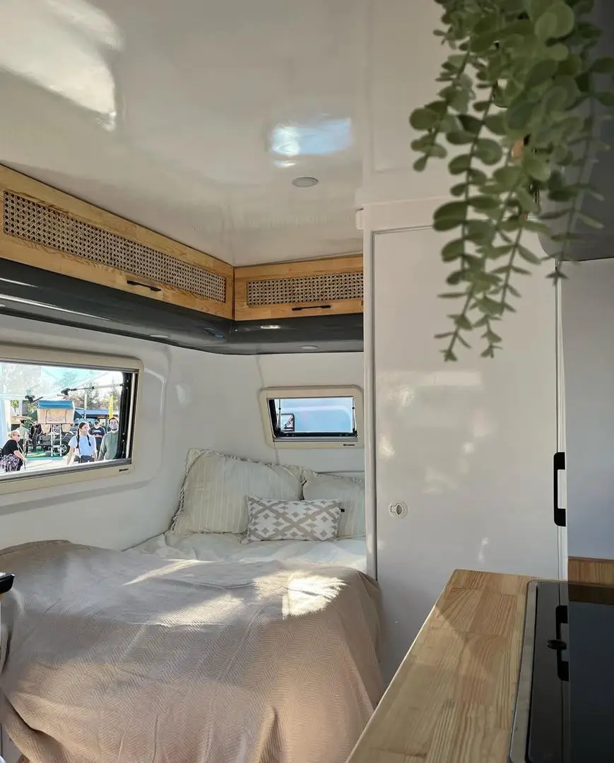 New Design High Class Modern Teardrop Travel Trailer Rose Color Wood Floor Stainless Steel 6 Person Sleeping Capacity