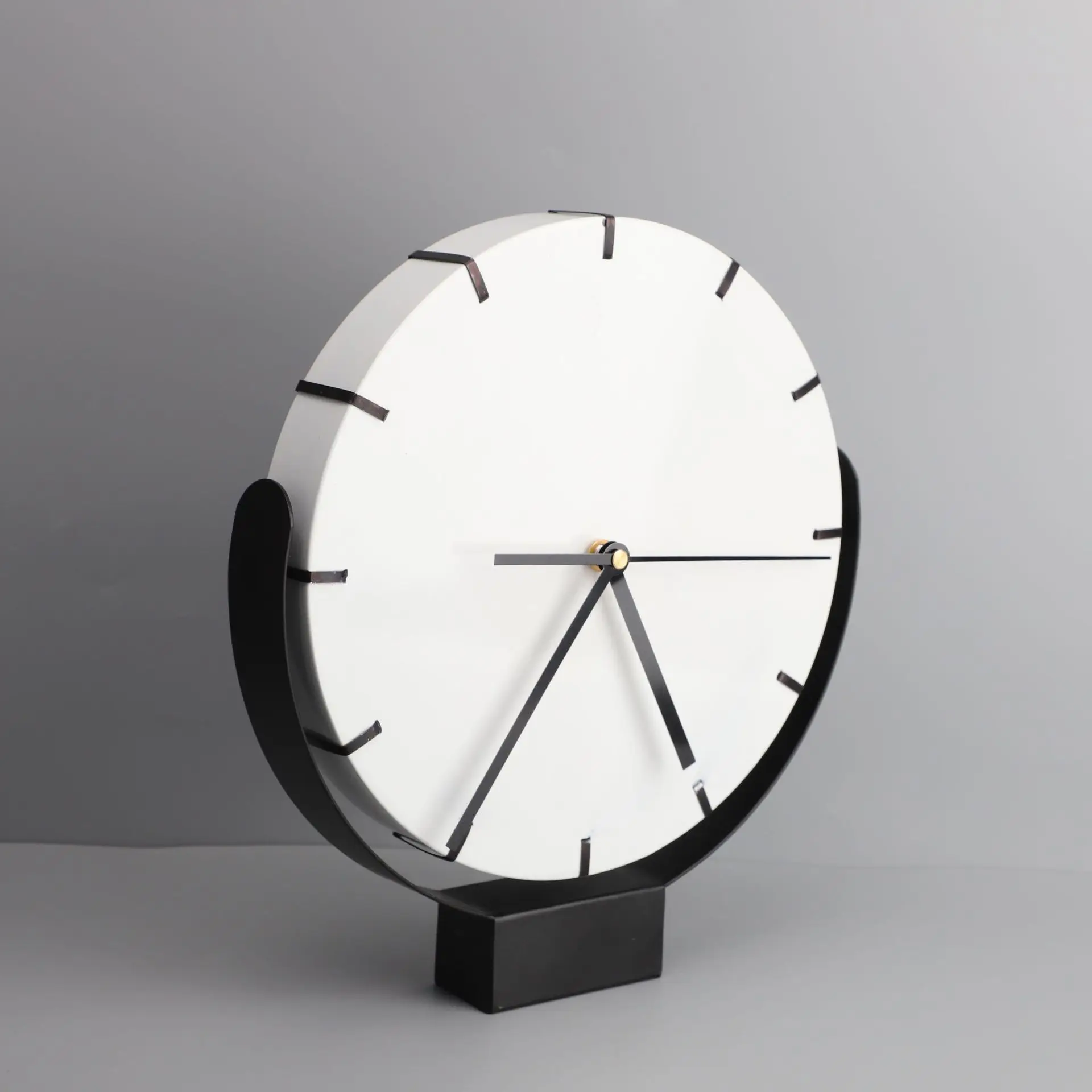 Декоративные аксессуары для дома настольные металлические круглые черно-белые простые круглые настольные часы