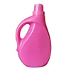 Botella de detergente rosa con asa.