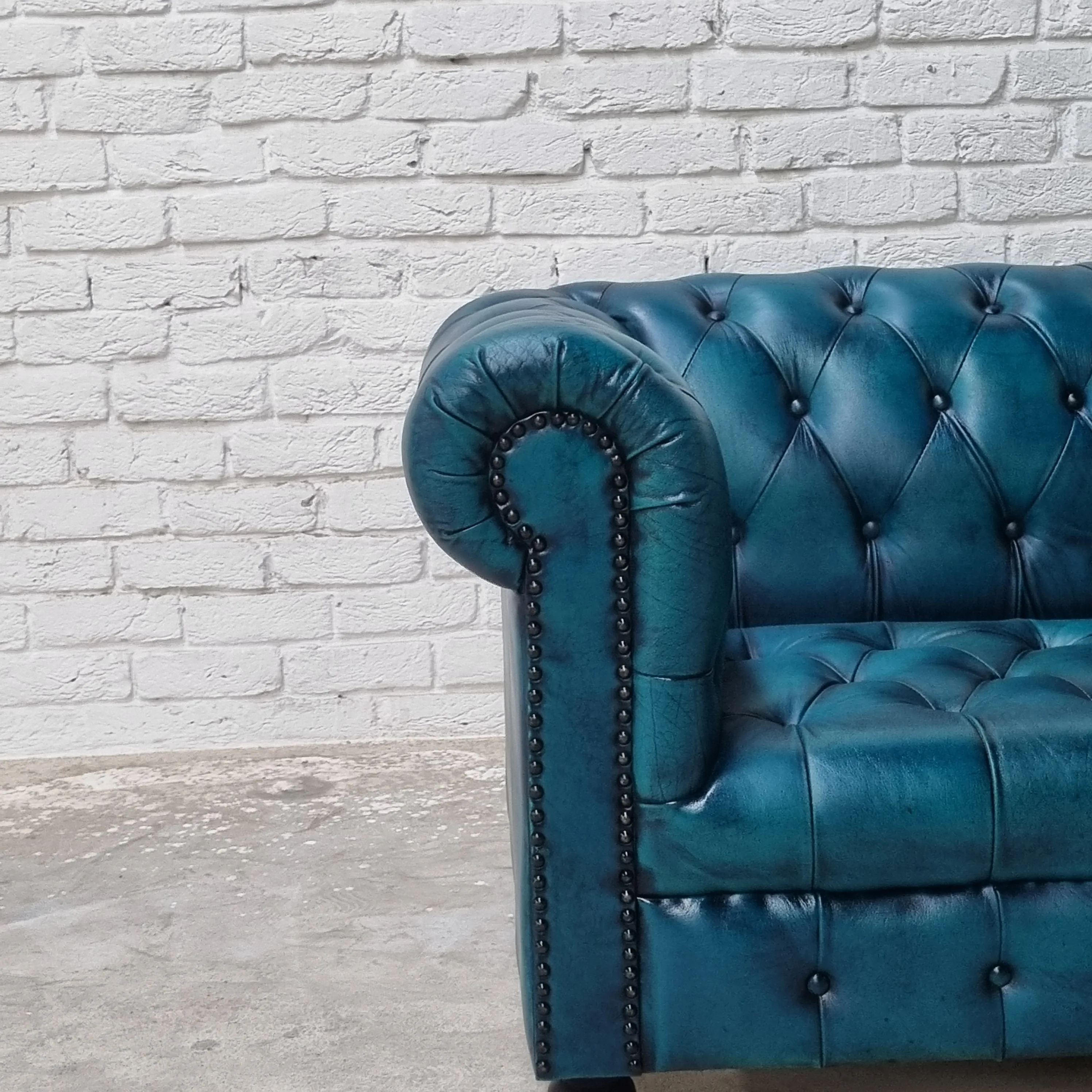 New Design Sea Blue Color Tufted Chesterfield 3-Seater Leather Sofa Set Hot Selling for Living Room for Hotels and Villas