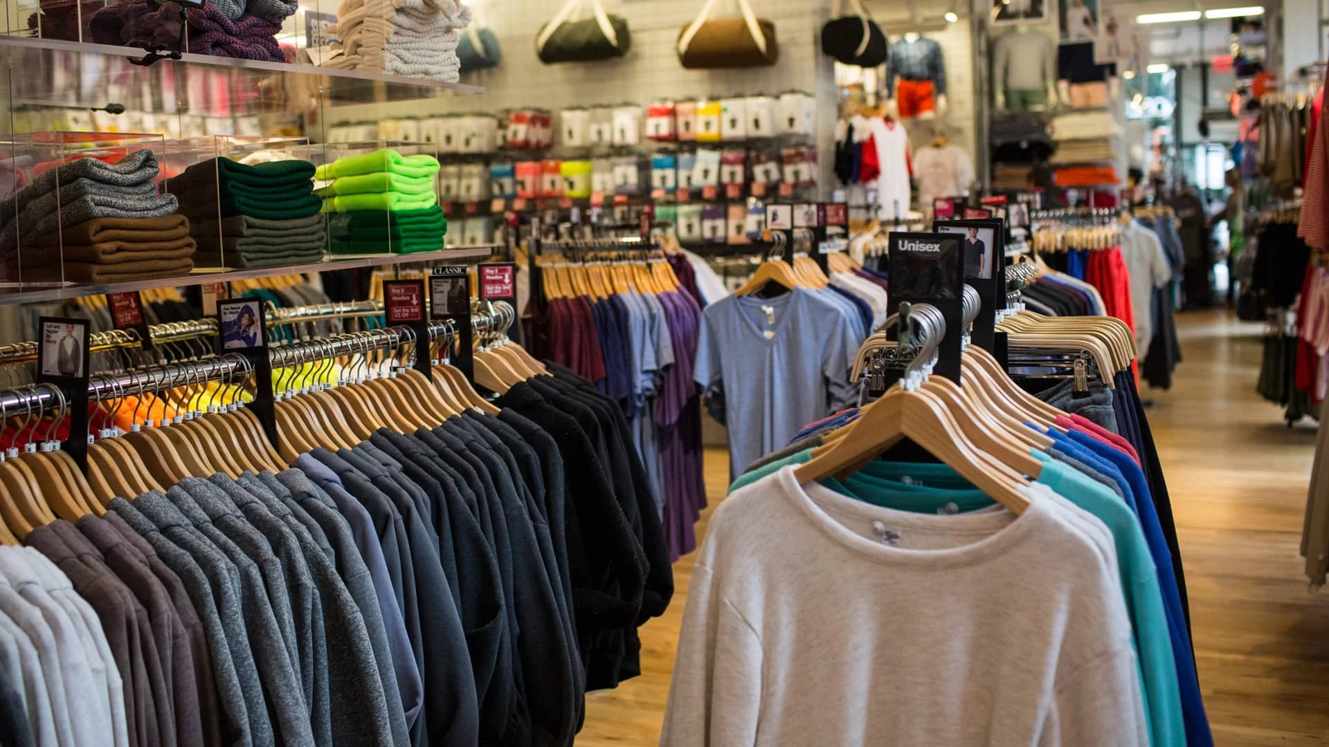 Адли игрок позиция. Адли стор одежда. Интерьер мужского магазина. Торговля одеждой. N.