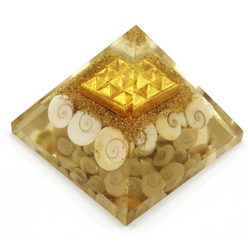 Wholesale Price Orgonite Pyramids With Gomti Chakra Chips Inside with Vastu Pyramid Plate for Sale