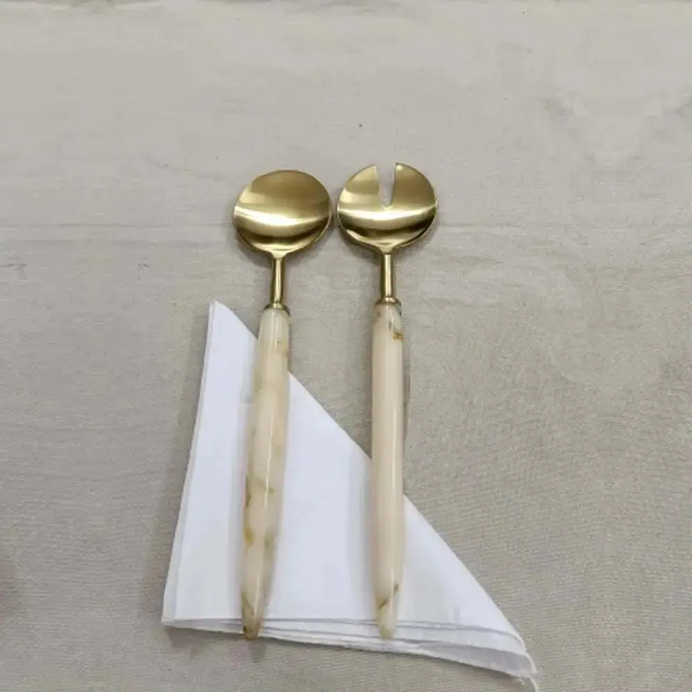 Эксклюзивный дизайн золотая металлическая салатная ложка и вилка набор с ручкой из белой смолы для обеденного стола салатные наборы