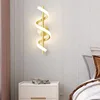 Design dorato a forma di S