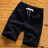 Pantalones cropped negros con diseño de hormiga.