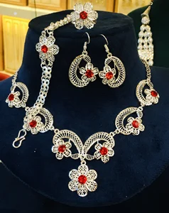 Dubai Vintage Classic Pearl Flower Brooch Earrings Necklace Anniversary Fashion Imitation Alloy Jewelry Set Gift