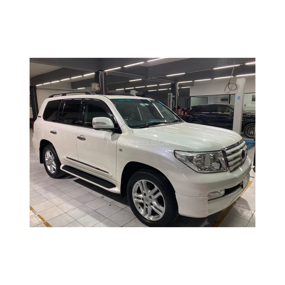 FAIRLY USED 2017 TOYOTAI LANDCRUISER PRADO