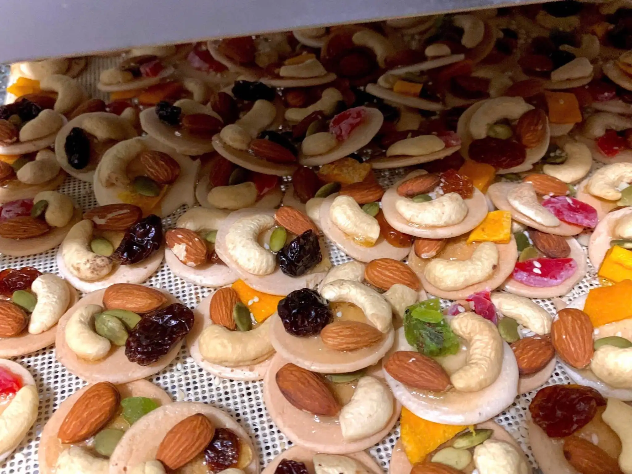 유쾌한 바삭하고 견과가 가득한 베스트 셀러 코인 케이크 이상적인 차 커피와 디저트 애호가 블루 로터스