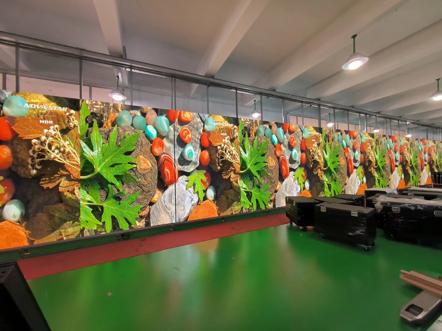 500*500mm Portable P2.9 P3.9 Full Color Indoor LED Display with 800nits Brightness and 160° View Angle