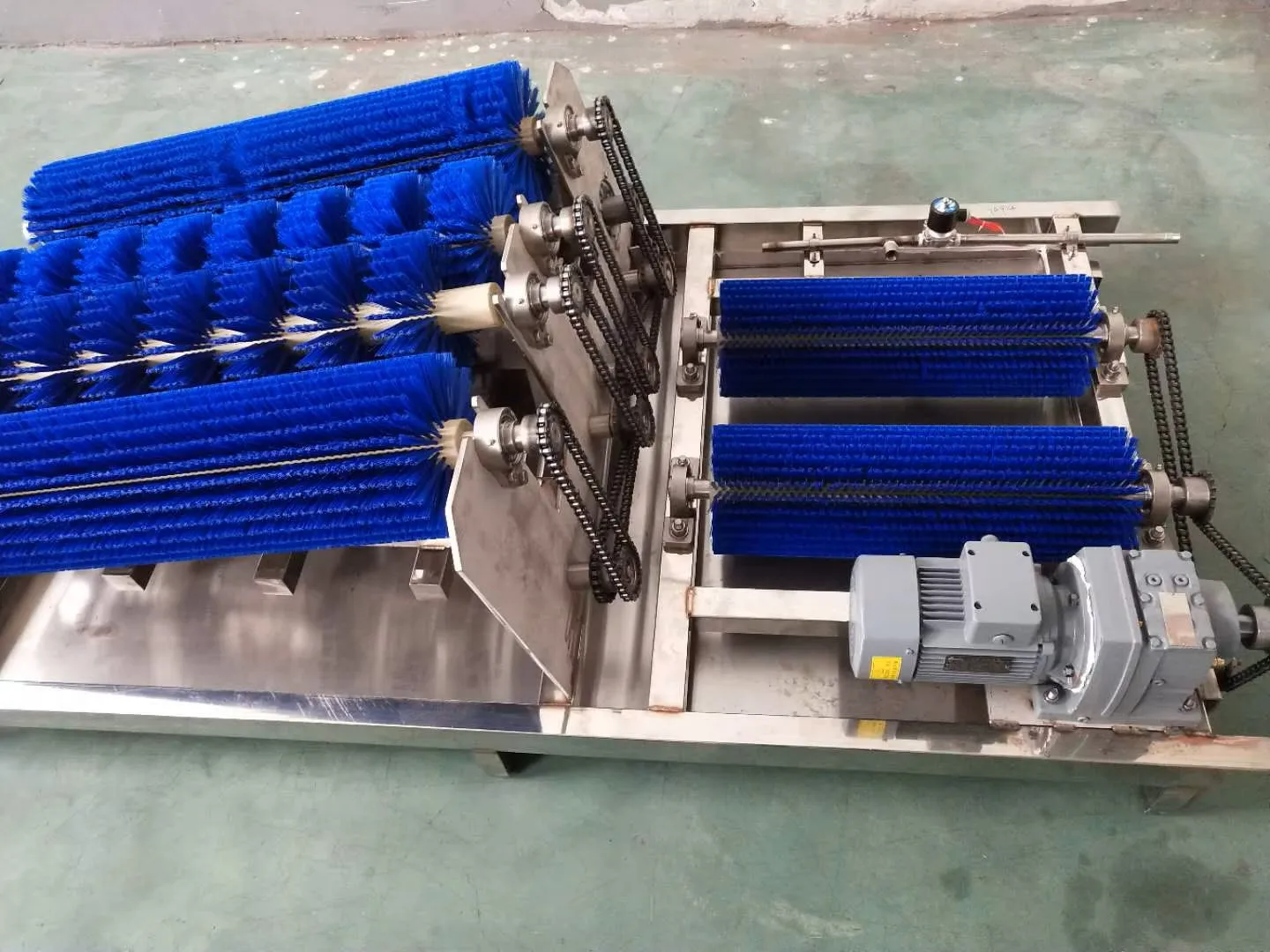 Automatic hygienic boot cleaning machine for food processing lines and slaughterhouses